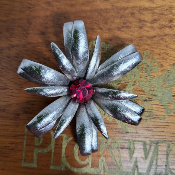 Vintage Silver Tone Daisy with Red Rhinestone Centre Brooch - Picture 8 of 9